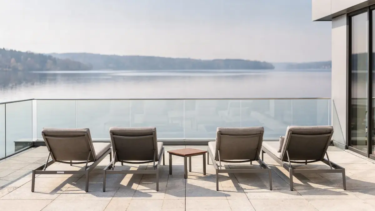 Hotelterrasse am See mit direkter Uferlage und Blick auf das Wasser