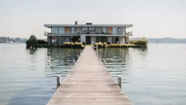 Hotel am Bodensee mit Badesteg am Ufer des Sees