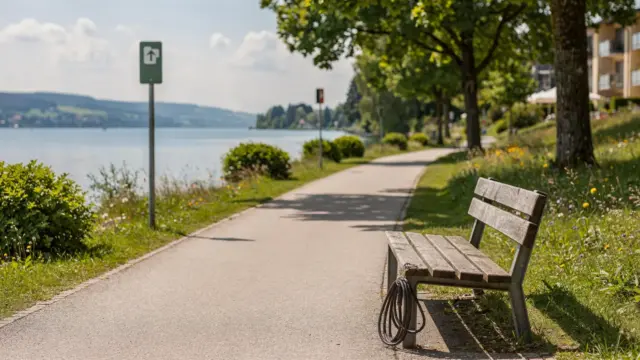Lakeside Weg am Bodensee mit Hinweisschild für Hotel Gassi Route und Hunde-Leine