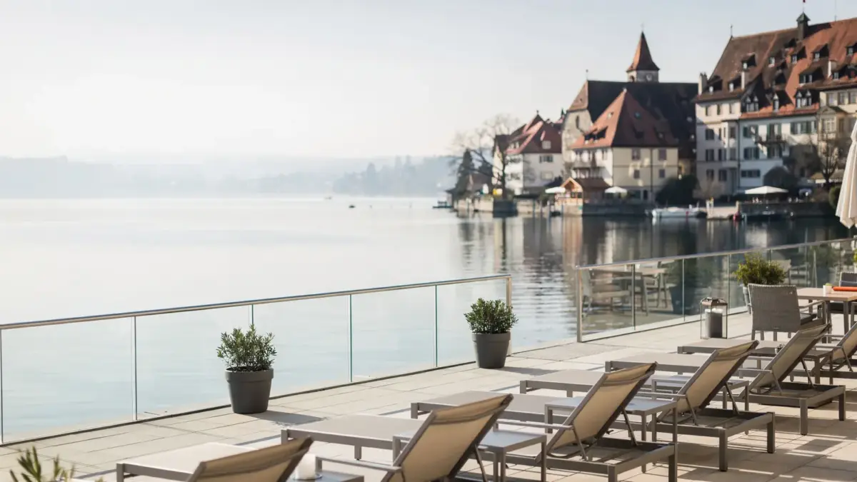 Hotelterrasse in Meersburg mit Seeblick auf den Bodensee und historischer Altstadt