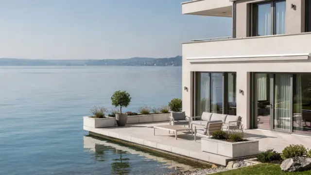 Hotel am Bodensee mit Seeblick und Uferlage vor ruhiger Seelandschaft
