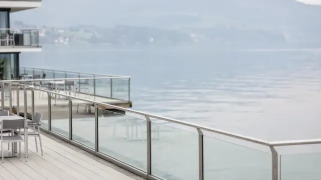Hotel an der Bodensee-Promenade mit Terrasse direkt am Wasser und Seeblick auf den Bodensee
