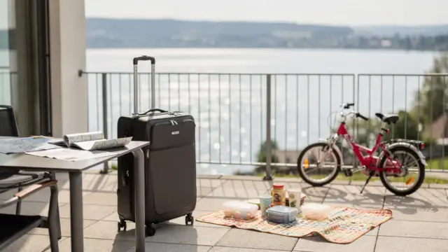 Bodensee-Familienurlaub: Ferienwohnung mit Koffer, Kinderfahrrad und Blick auf den See