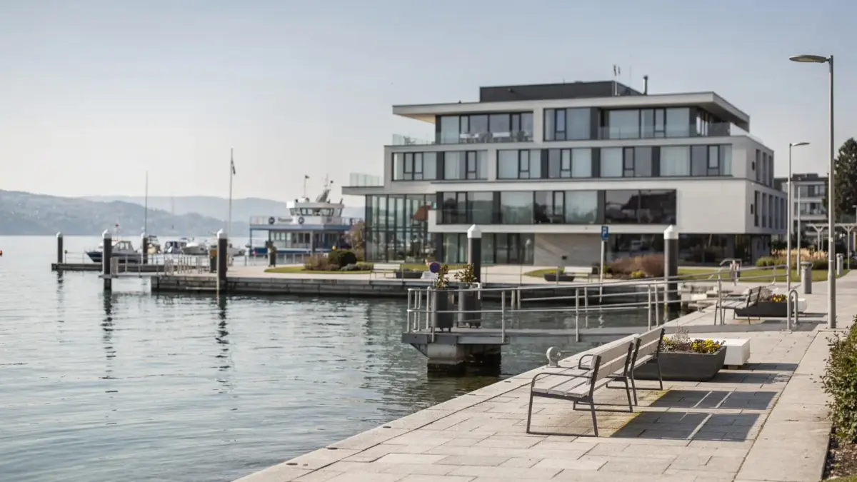 Lakeside-Hotel in Romanshorn am Bodensee mit Promenade und Hafenumgebung