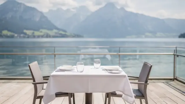 Lakeside-Hotel am Bodensee bei ruhigem Wetter als Motiv zur besten Reisezeit für ein Bodensee-Hotel