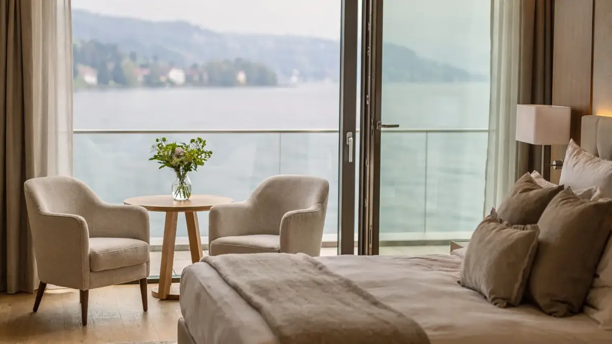 Romantikhotel am Bodensee mit stilvollem Zimmer und Blick auf den See