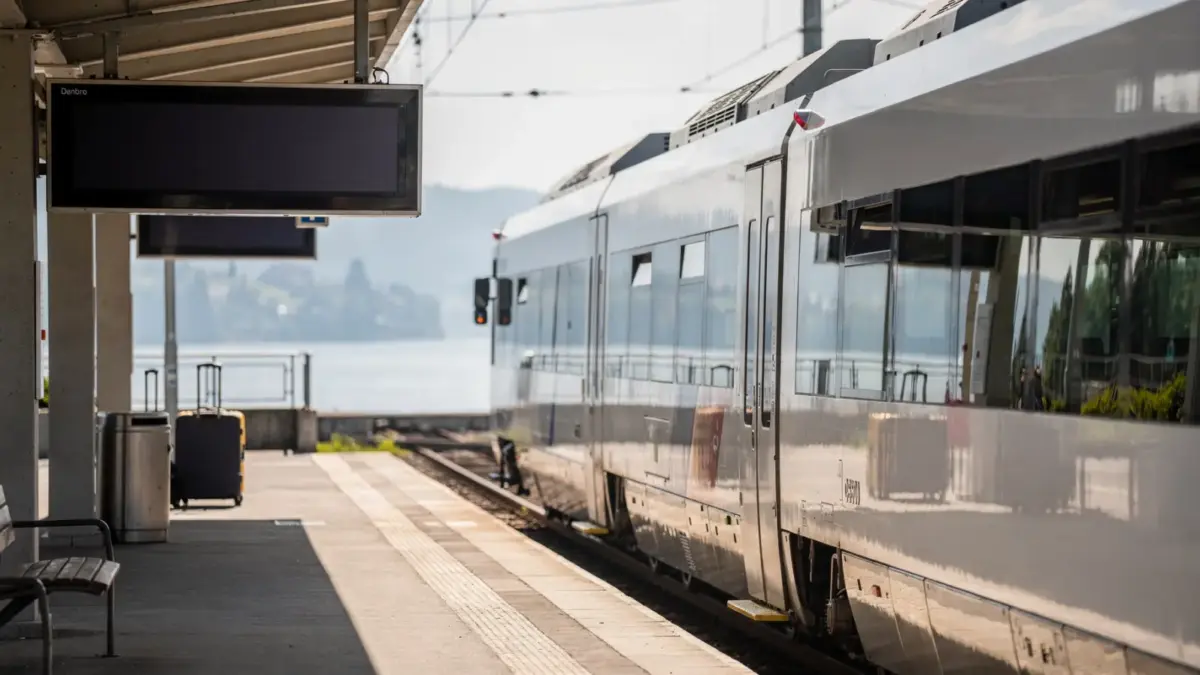 Bahnhof am Bodensee mit Regionalzug und Reisenden bei der Anreise mit der Bahn
