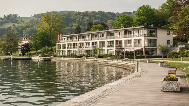 Hotel am Bodensee in Sipplingen mit Uferpromenade und See im Hintergrund – passend zum Thema Hotels in Sipplingen.