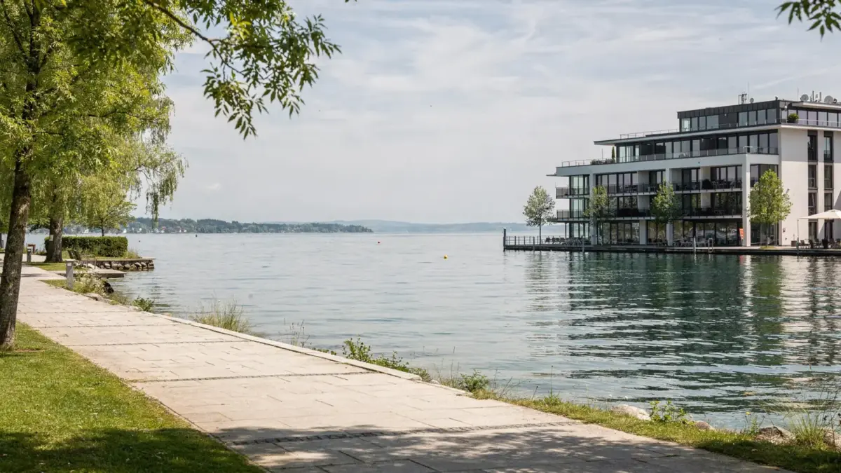 Lakeside Hotel in Eriskirch am Bodensee mit Uferpromenade und ruhiger Umgebung