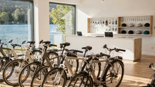 Fahrräder im Hotel-Fahrradverleih am Bodensee neben Empfang und Helmhalterung