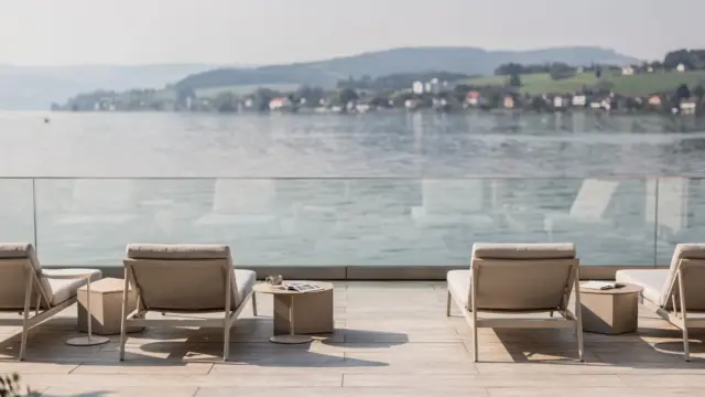 Modernes Seehotel am Bodensee mit Terrasse und Blick auf den See für ein Wochenende