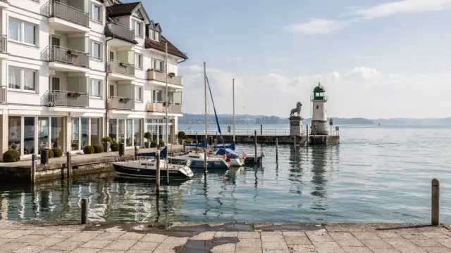 Hotels am Hafen von Lindau mit Blick auf die Insel Lindau und die Promenade