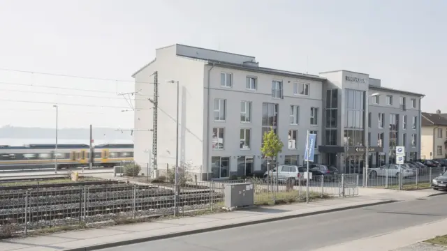 Hotel in Bahnhofsnähe in Friedrichshafen am Bodensee mit modernem Eingangsbereich