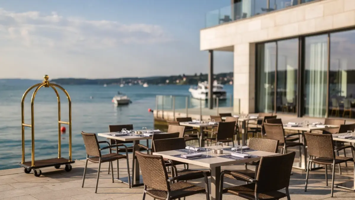Seehotel am Bodensee in der Hauptsaison mit Terrasse und Hafen als Symbol für schnell ausgebuchte Hotels