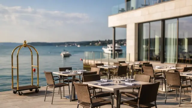 Seehotel am Bodensee in der Hauptsaison mit Terrasse und Hafen als Symbol für schnell ausgebuchte Hotels