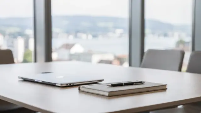 Modernes Bodensee Business Hotel mit Konferenztisch, Laptop und Blick auf den See für Geschäftsreisen